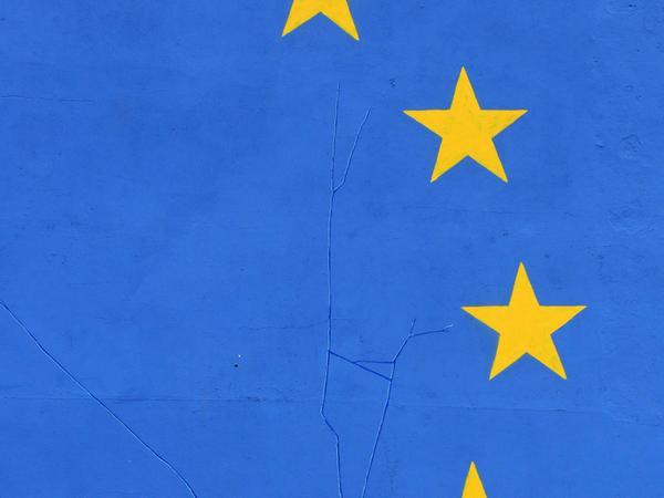 Blick auf ein Teil des Brexit-Kunstwerks des britischen Street-Art-Künstlers Banksy am 08.05.2017 in Dover (Großbritannien). Darauf zu sehen ist eine mehrere Meter hohe quadratische EU-Flagge, aus der ein Handwerker einen Stern heraus meißelt. (zu dpa «Britischer Künstler Banksy hinterlässt Brexit-Kunstwerk in Dover» vom 07.05.2017) Foto: Gareth Fuller/PA Wire/dpa +++(c) dpa - Bildfunk+++ Blick auf ein Teil des Brexit-Kunstwerks des britischen Street-Art-Künstlers Banksy am 08.05.2017 in Dover (Großbritannien). Darauf zu sehen ist eine mehrere Meter hohe quadratische EU-Flagge, aus der ein Handwerker einen Stern heraus meißelt. (zu dpa «Britischer Künstler Banksy hinterlässt Brexit-Kunstwerk in Dover» vom 07.05.2017) Foto: Gareth Fuller/PA Wire/dpa +++(c) dpa - Bildfunk+++