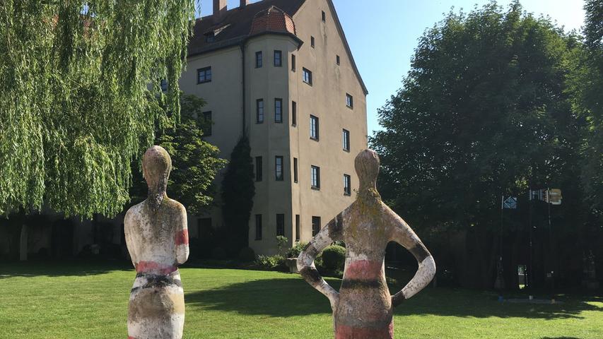 Die Skultpuren und Gemälde im Schlosshof wurden vom Bilhauer und Maler Ernst Steinacker gestaltet.