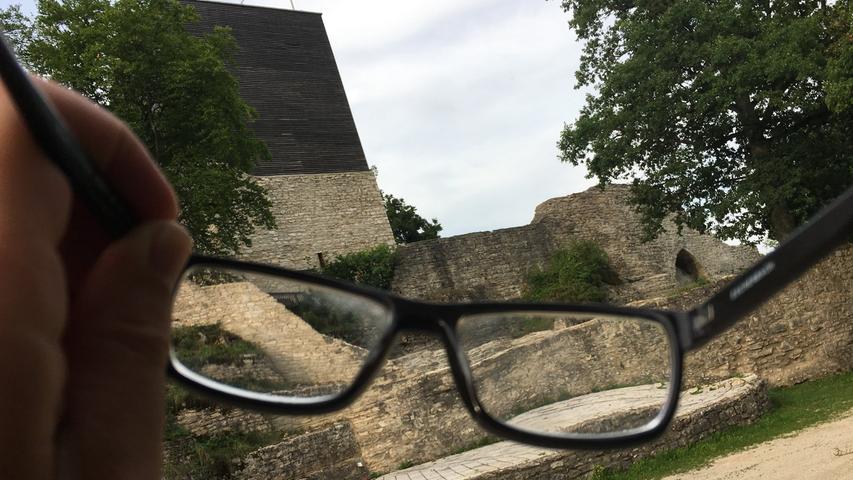 Auf dem Weg in die Treuchtlinger Innenstadt fragt Matthias Kronau nach dem Weg. Ein Treuchtlinger hilft und sagt:  "Sie sind doch der Wanderreporter. Die Brille kenn' ich doch aus der Zeitung."
