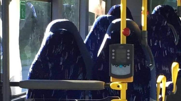 Leere Sitze in einem Bus? Nein, ein Bus voller Burka-Trägerinnen, meinten zumindest viele Mitglieder einer nationalistischen Facebook-Gruppe in Norwegen.