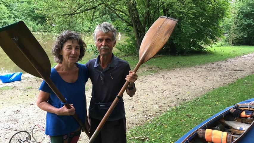 Nicht nur unser Wanderreporter geht es sportlich an. Margarete und Paolo Priester aus Italien, die er am Bootseinstieg trifft, wollen mit dem Paddelboot bis nach Budapest rudern! Ihr heutiges Tagesziel ist Dollnstein.