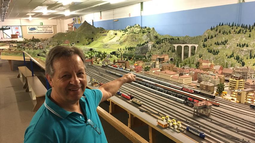 ...einen Blick in die Eisenbahn-Miniaturanlage in Treuchtlingen zu wagen. Hier trifft der NN-Wanderreporter auf Bernhard Fackler. Ihm gehört die riesige Sammlung.
