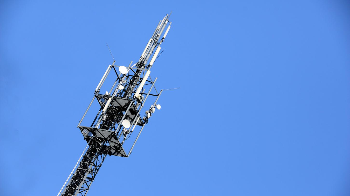 Nicht schön, aber nötig für den Anschluss des ländlichen Raums an die digitale Welt: Ein Mast mit den Antennen verschiedener Mobilfunkanbieter.