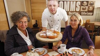 Im Café «Samms» von Josef Sammüller (Mitte) können Eva Teubert (rechts) und Ursula Pantze (links) ihre Werke ausstellen. Im Café «Samms» von Josef Sammüller (Mitte) können Eva Teubert (rechts) und Ursula Pantze (links) ihre Werke ausstellen.