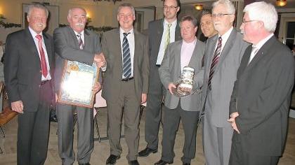 Mit Oberbürgermeister Thomas Jung (3. v. li.) sowie Gästen von der Brauerei Tucher stellten sich Gartenbauvereinschef Günter Delatron (2. v. li.) und die anderen Vorstandsmitglieder zum Gruppenbild auf. Mit Oberbürgermeister Thomas Jung (3. v. li.) sowie Gästen von der Brauerei Tucher stellten sich Gartenbauvereinschef Günter Delatron (2. v. li.) und die anderen Vorstandsmitglieder zum Gruppenbild auf.