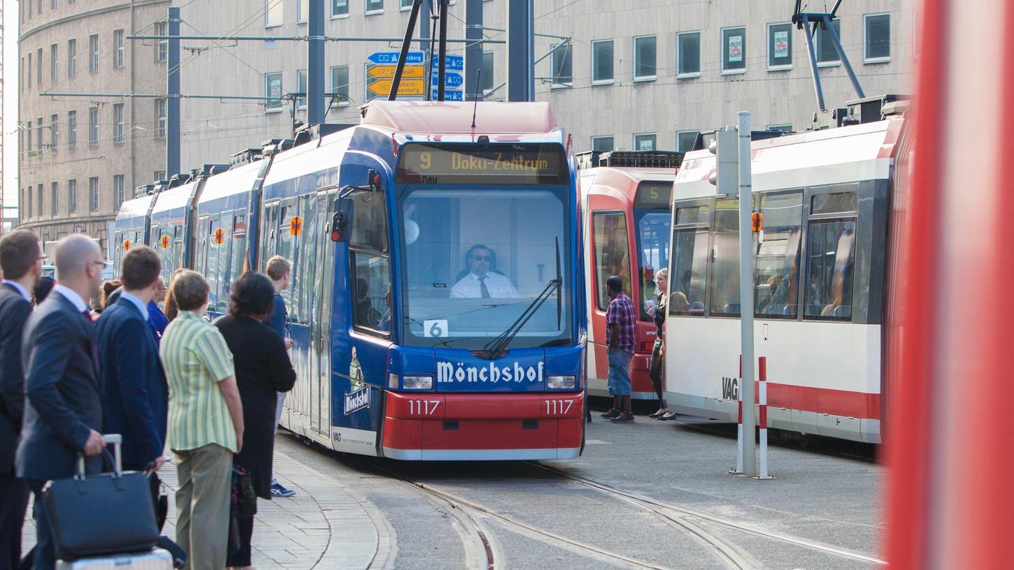 Tausende Nürnberger fahren täglich mit der Straßenbahn - im Süden aber tut sich vorerst nichts. Tausende Nürnberger fahren täglich mit der Straßenbahn - im Süden aber tut sich vorerst nichts.