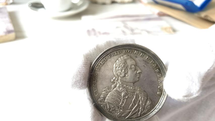 Für die Teilnehmer der Jagdgesellschaften gab es Erinnerungsmünzen in Silber, für die wirklich wichtigen Adeligen in Gold. Zu sehen ist auf der einen Seite ein Portrait des "Wilden Markgrafen" ...