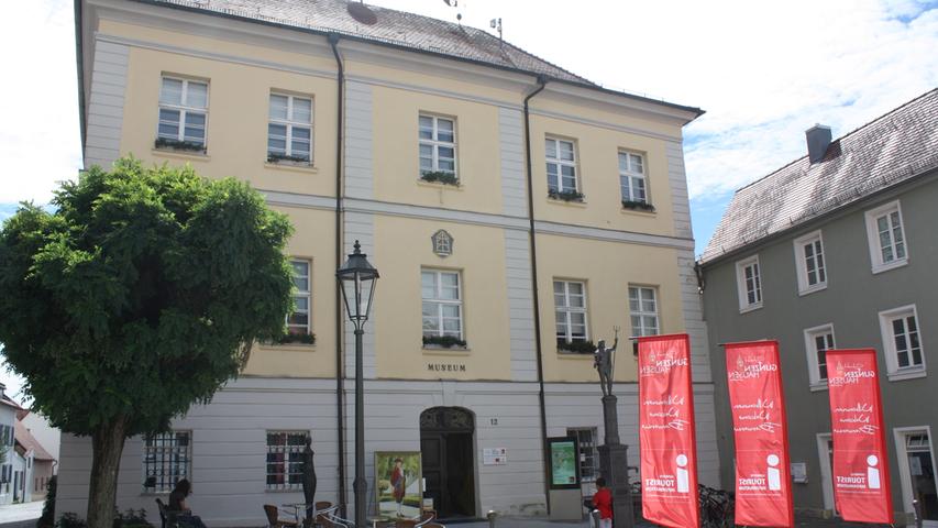 1746 erwarb der Markgraf das Adelspalais, das heutige Stadtmuseum. Dort brachte der Fürst die Gesandten unter, die in die Residenzstadt kamen.