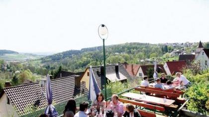 Hoch über Gräfenberg befindet sich der Biergarten, von wo aus man ein herrliches Panorama genießen kann. Hoch über Gräfenberg befindet sich der Biergarten, von wo aus man ein herrliches Panorama genießen kann.