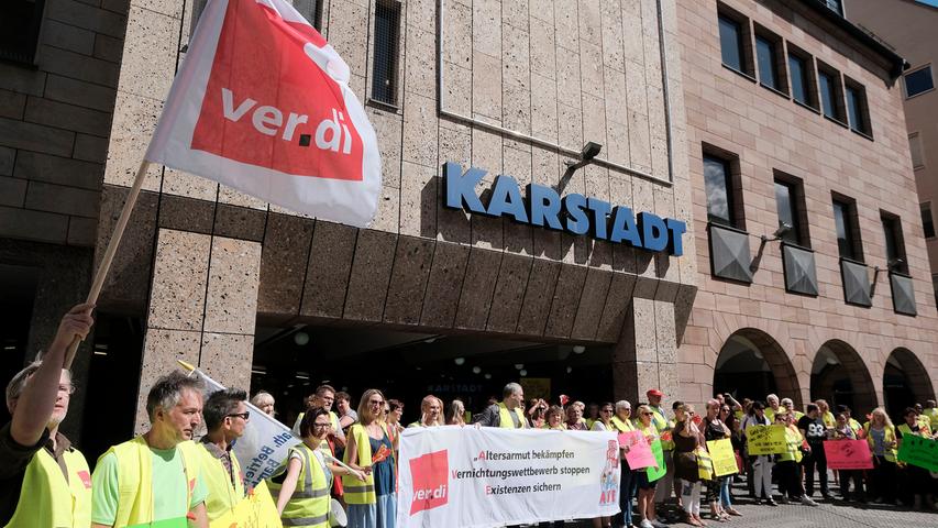 Gegen Ungleichheit: Streiks bei Karstadt und Kaufhof in Nürnberg