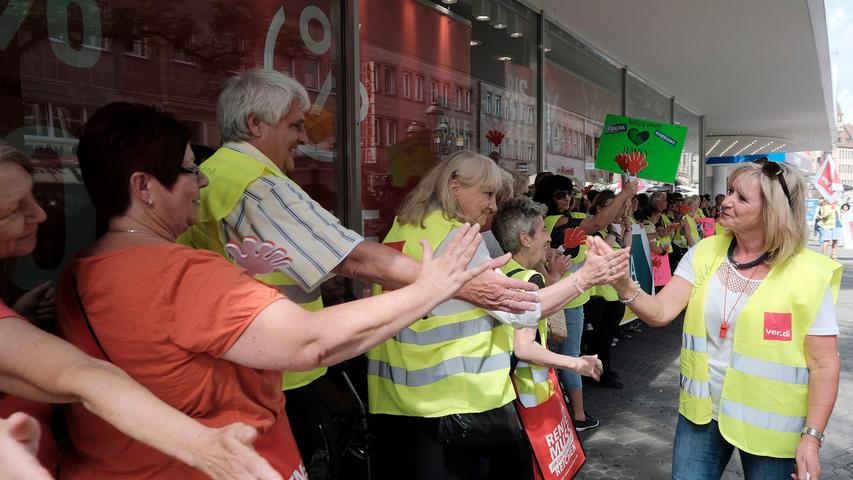 Gegen Ungleichheit: Streiks bei Karstadt und Kaufhof in Nürnberg