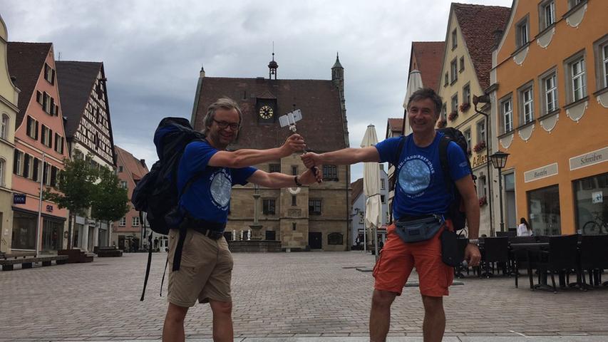 Ein gemeinsames Bild der beiden NN-Wanderreporter Matthias Kronau und Kurt Heidingsfelder auf dem wunderschönen Weißenburger Marktplatz - für Letzteren gilt: Auf geht's!