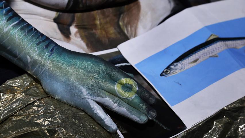 Salamander am Po, Hai am Bauch: Bodypainting-Kunst im Tiergarten
