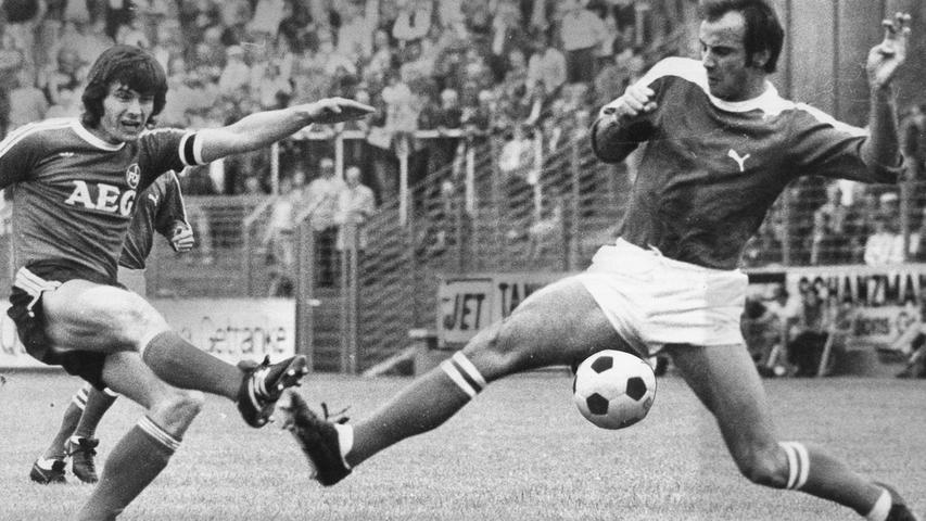 Was man 1969 noch als Betriebsunfall abhakt, den es umgehend zu korrigieren gilt, entwickelt sich in den 70er Jahren zum Dauer-Trauma: gefangen in der Zweitklassigkeit, unaufsteigbar, lange bevor dieses Unwort erfunden wird. Regelmäßig scheitert der 1968 als amtierender Meister abgestürzte Club am großen Ziel Wiederaufstieg. Achtmal. 1974 fehlt in der Aufstiegsrunde ein Tor, 1976 beißt sich der Altmeister in zwei hitzigen Duellen an Trainer Otto Rehhagels Dortmunder Borussia die Zähne aus. Erst 1978 gelingt die heiß ersehnte Rückkehr. 
 
 Kurios: Vor dem letzten Zweitligaspiel feuert der Club Trainer Horst Buhtz. Nachfolger Werner Kern, bis dato Co-Trainer beim FC Bayern, startet mit einem 0:4 Debakel in Hof. Doch in den beiden Aufstiegskrimis gegen RW Essen wirft die junge Truppe um Publikumsliebling Horst Weyerich noch einmal alles in die Waagschale.