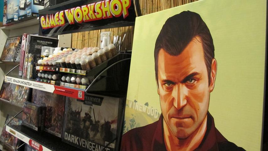 Seit sieben Jahren gibt es den Laden, der neben Videospielen auch Brettspiele verkauft - inklusive Farben und Malutensilien für alle, die ihre Figuren selbst bemalen möchten.