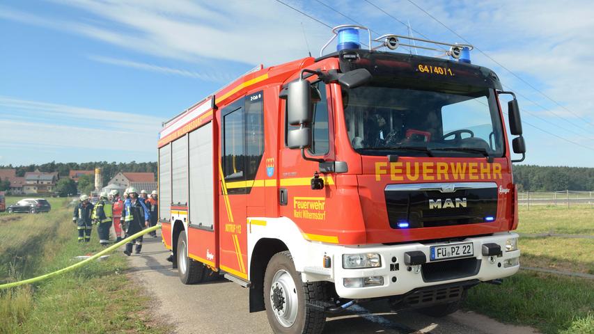 Mehrere Hektar in Flammen: Feuerwehr kämpft gegen Feldbrand 