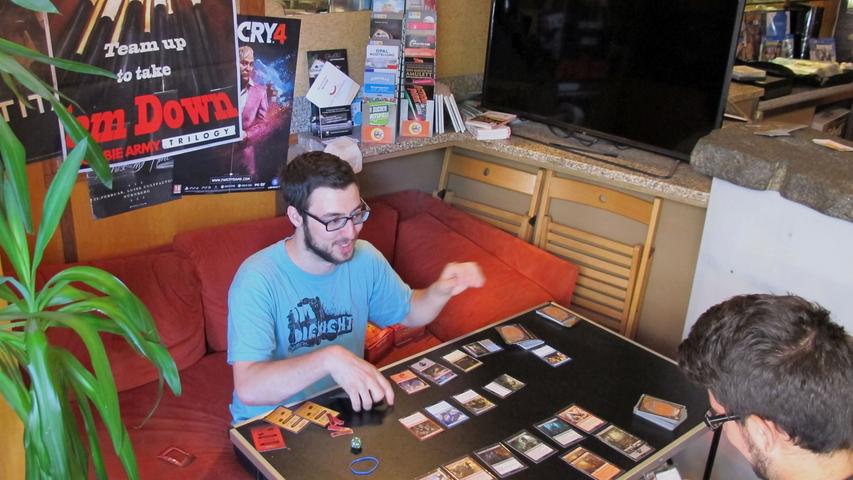 Verkäufer Oli Graf lädt Kunden gerne auf eine Runde Magic-Karten ein. Spielpraxis hat er schon, seit er sechs Jahre alt ist.