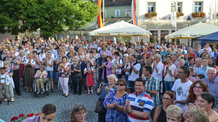 Musik, Luftballons und eine gut gelaunte Gräfin: Das Burgfest ist eröffnet