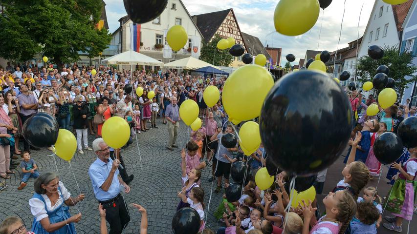 Musik, Luftballons und eine gut gelaunte Gräfin: Das Burgfest ist eröffnet