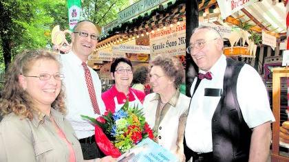 Den Traditions-Wirtsleuten Heinz und Rosi Müller (von rechts) sowie Tochter Margit Pickelmann gratulierten «Bergreferent» Konrad Beugel und die städtische Berg-Beauftragte Birgit Korzenietz. Den Traditions-Wirtsleuten Heinz und Rosi Müller (von rechts) sowie Tochter Margit Pickelmann gratulierten «Bergreferent» Konrad Beugel und die städtische Berg-Beauftragte Birgit Korzenietz.