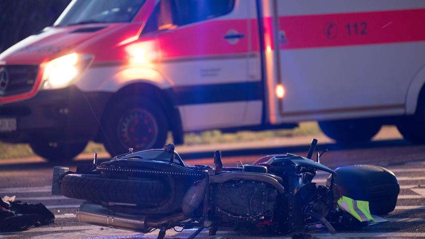 Motorrad prallt frontal in Sprinter: 57-Jährige schwer verletzt