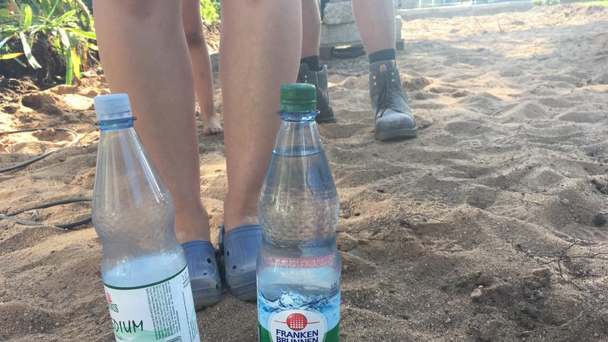 Kurz vor dem Ortsrand von Georgensgmünd bekommt unser NN-Wanderreporter Hilfe: Eine barmherzige Familie tauscht die leere gegen eine volle Wasserflasche.