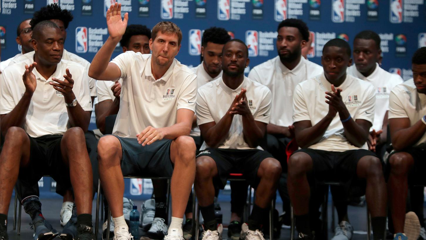 Dirk Nowitzki pricht der deutschen Basketball-Nationalmannschaft aus Südafrika Mut zu.