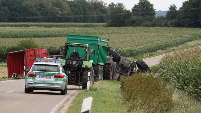 Landkreis Gunzenhausen: Traktor und seine Ladung kippten um