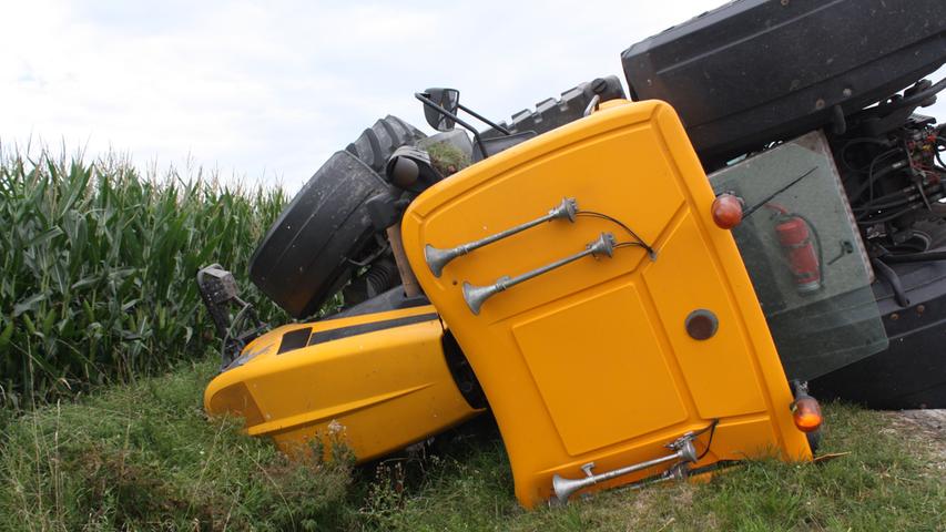 Landkreis Gunzenhausen: Traktor und seine Ladung kippten um
