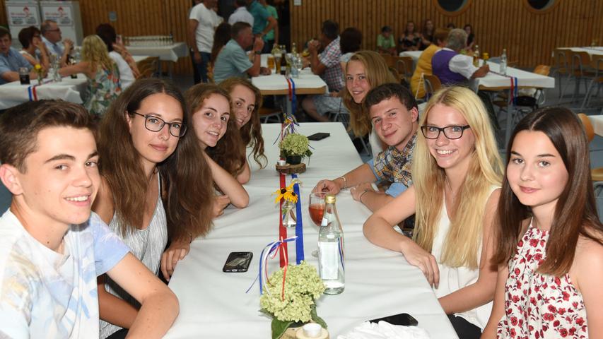 Mit einem bunten Abend mit Musik und Leckereien beschlossen die Jugendlichen aus Savigny ihre Woche in Berching.