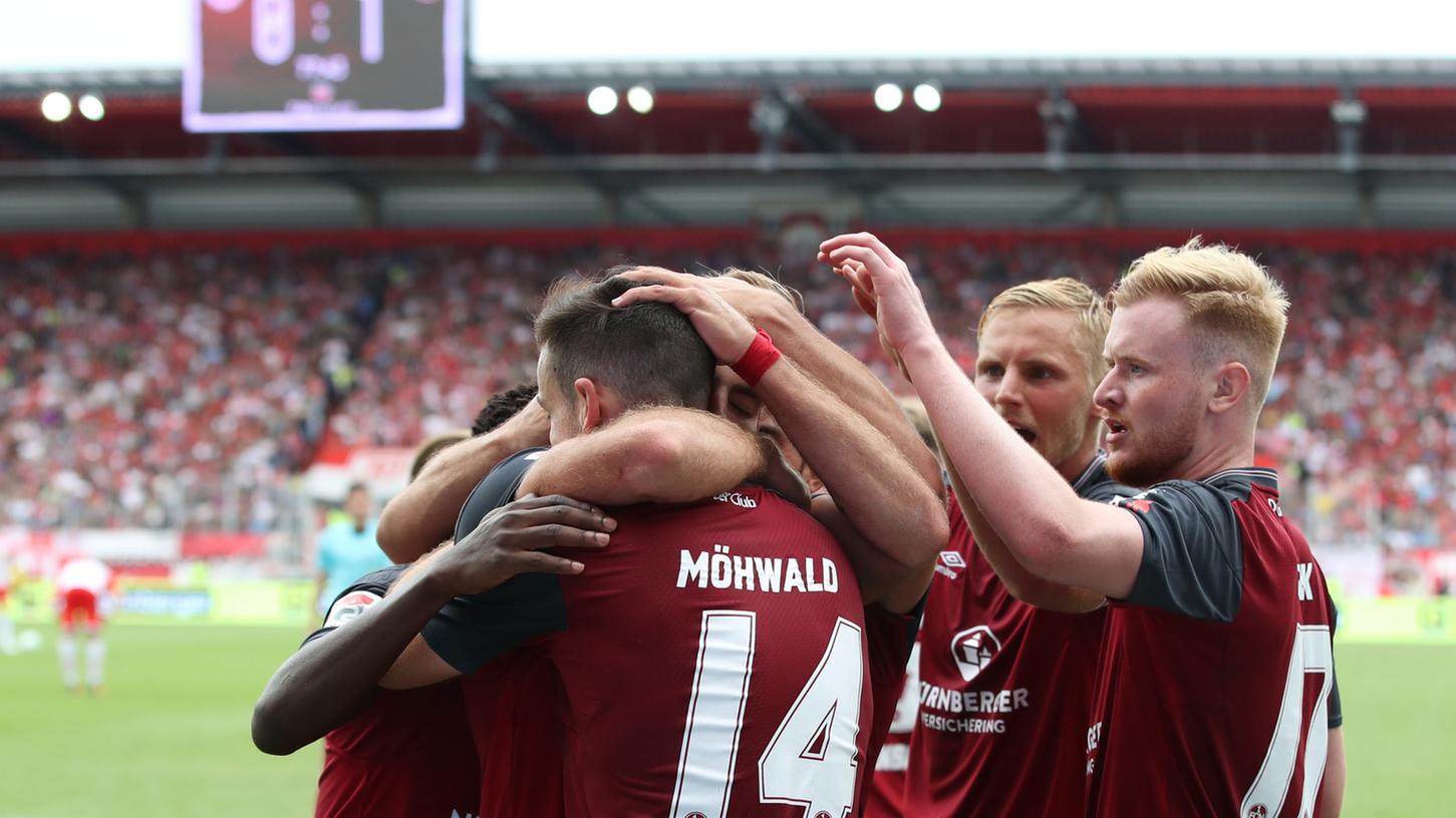 Jubel beim 1. FC Nürnberg: In Regensburg gewann der Club sein zweites Saisonspiel.