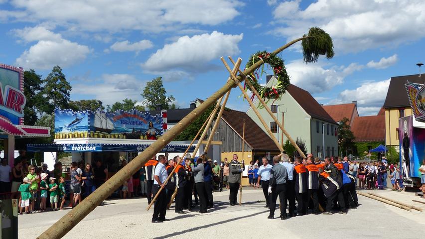 Am Kirchweihsamstag ist in der Rezatgemeinde immer einiges geboten: Zuerst defiliert der Kärwaumzug durch den Ort, ehe der festlich geschmückte Baum dann an seinem Bestimmungsort für die kommenden Monate hinter dem Rathaus aufgestellt wird.