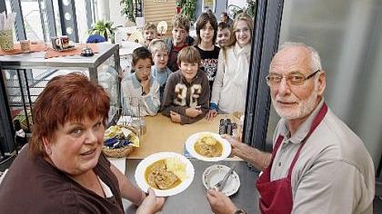 Beliebter Treffpunkt: Bei Margit und Rudolf Beck in der Cafeteria steht die Kundschaft Schlange. Beliebter Treffpunkt: Bei Margit und Rudolf Beck in der Cafeteria steht die Kundschaft Schlange.