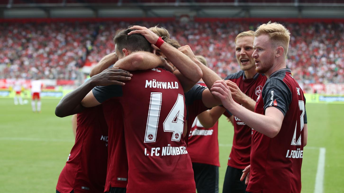 Alle auf "Pommes": Kevin Möhwald avancierte mit seinem Tor nicht nur zum Matchwinner, sondern ackerte auch viel für das Team.