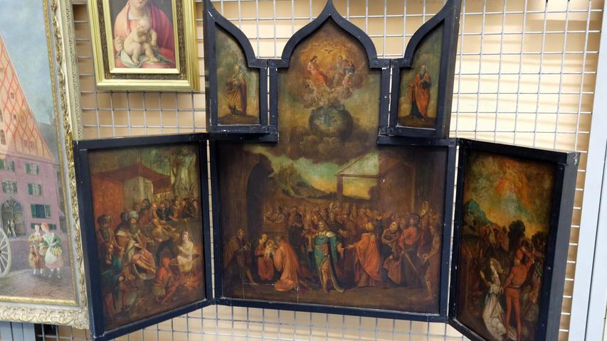 In einem Depotraum der städtischen Kunstsammlungen steht ein Flügelaltar. Das Hauptmotiv stellt die Huldigung der Könige beim neugeborenen Jesuskind dar.