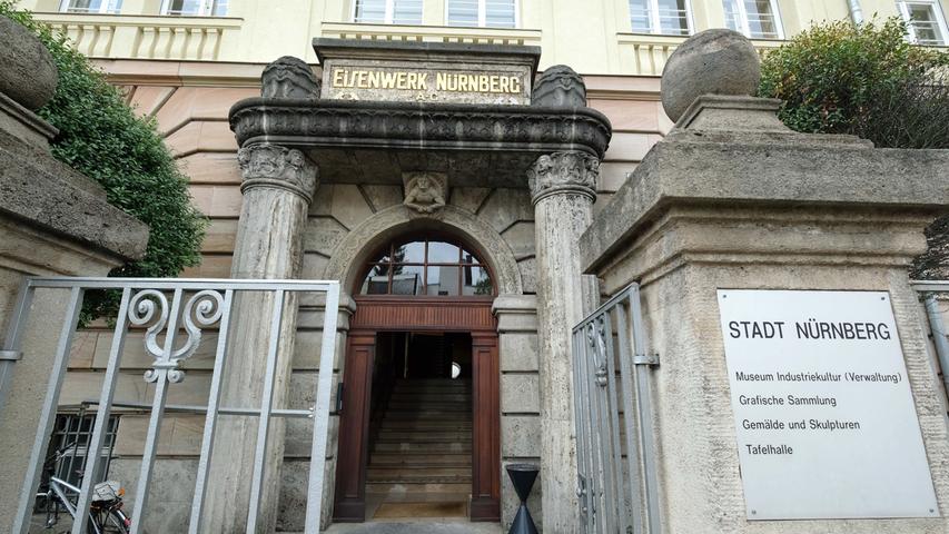 Das Eisenwerk Nürnberg war einmal das größte Schweißeisenwalzwerk in Deutschland. Die heutigen Mieter des Verwaltungsgebäude stehen auf der Tafel am Eingang.