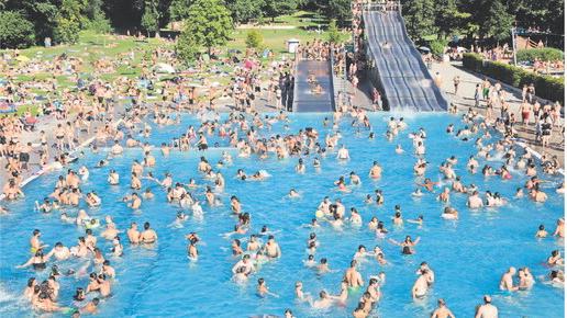 Gerade in den jetzigen Sommerferien suchen viele Menschen in der Region Erfrischung in den örtlichen Freibädern wie hier im Nürnberger Westbad. Der Großteil der Gäste planscht aber nur ein wenig im kühlen Nass und schwimmt nicht.