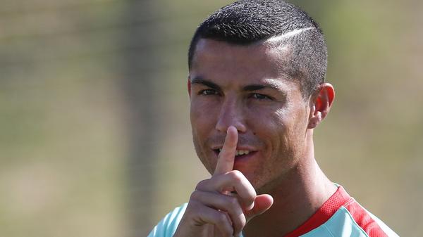 Ronaldo, Teil eins: Dass der Portugiese ein begnadeter Fußballer ist, steht außer Frage. Deswegen zahlte Real Madrid 2009 die damalige Rekordsumme von 94 Millionen Euro an Manchester United, um sich die Dienste des Weltfußballers zu sichern. Bei Real wurde CR7 dann zum mehrfachen spanischen Meister und Pokalsieger, holte die Champions League und krönte seine Karriere auch mit dem Europameistertitel mit seiner Heimat, Portugal. Ganz zufrieden war Ronaldo trotzdem nicht: Immer wieder kokettierte der polarisierende Weltstar mit einem Wechsel. Mehr dazu aber später...