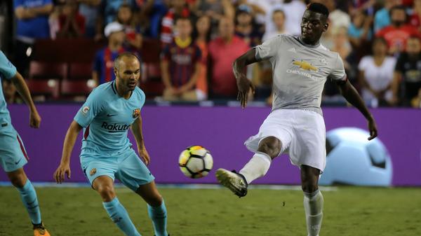 2016 purzelte die nächste Rekordmarke: Paul Pogba, nur drei Jahre zuvor bei Manchester United aussortiert, vom Hof gejagt und ablösefrei zu Juventus Turin ziehen gelassen, wechselte für 105 Millionen Euro. Wohin? Na klar, zu Manchester United. Bei Juve lacht man sich noch immer ins Fäustchen, denn es gelang dem italienischen Spitzenklub nicht nur, 2016 eine irre Ablösesumme einzustreichen, sondern Pogba nach dessen Vertragsende in Manchester 2022 zurück zur "Alten Dame" zu holen. Ablösefrei, versteht sich von selbst.