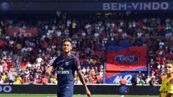 Früher, in der guten alten Zeit, wurden Rekordsummen um ein paar Milliönchen überboten. Davor hatte wohl auch der FC Barcelona Angst, als er in den Vertrag seines brasilianischen Superstars Neymar eine Ausstiegsklausel schreiben ließ. Ein so hoher Betrag, den niemand bezahlen würde. Schon waren die 222 Millionen Euro geboren, die 2017 letztlich tatsächlich jemand bezahlt hat, und zwar Paris St. Germain. Der Klub, für den Geld nichts anderes als Zahlen und Financial-Fair-Play-Regeln nichts anderes als nett gemeinte Vorschläge sind. Das Katar-Investment erhoffte sich vom Transfer des Brasilianers den Gewinn der Champions League, Neymar hatte aber bislang häufig mit Verletzungen zu kämpfen. 2020 schaffte es PSG zumindest mal bis ins Finale der Champions League, verlor dort aber gegen den FC Bayern mit 0:1.