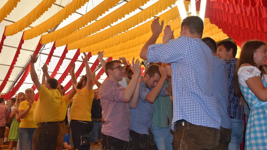 Party und Karussellspaß: Der Burgfestmontag in Hilpoltstein