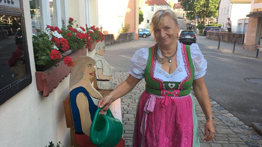 Martha Bögl, die Seniorchefin im Gasthof Bögl, nimmt unseren Wanderreporter im schicken Burgfest-Outfit Empfang. Jetzt erstmal eine ausgiebige Dusche, bevors dann weiter auf den Burgberg geht.