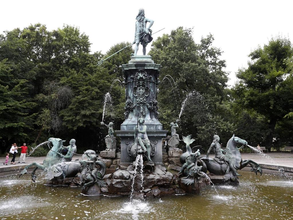 Heute ist Neptun im Stadtpark daheim. Verschiedene Gruppen versuchten in den letzten Jahren vergebens, den Brunnen wieder auf den Hauptmarkt zu versetzen.