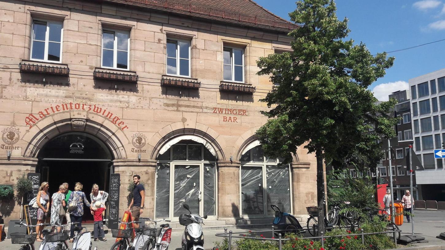 Derzeit sind die Fenster der Zwingerbar noch mit Folien verhangen. Bis November sollen die Bauarbeiten abgeschlossen sein.