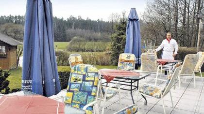 Auf der Terrasse genießt man neben dem leckeren Essen auch das gute Wetter. Auf der Terrasse genießt man neben dem leckeren Essen auch das gute Wetter.