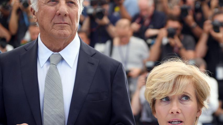Die Schauspieler Dustin Hoffman und Emma Thompson posieren während des Fototermins für die Netflix-Produktion "The Meyerowitz" auf dem 70. Filmfestival in Cannes (Frankreich). Die Tragikomödie handelt von den Problemen einer außergewöhnlichen Patchworkfamilie.