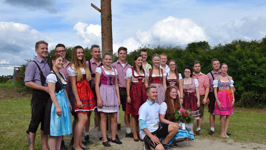 „Die Kirwa is kumma, die Kirwa is do“ hieß es am Wochenende im Betzensteiner Ortsteil Weidensees. Das Traditionsfest wurde mit Musik, Bar, Buden und natürlich Kirwabaum im Rolltor beim Schützenheim in Weidensees gefeiert. Am Samstagnachmittag wurde der Baum unter musikalischer Begleitung aufgestellt, abends sorgte „high five“ für ordentlich Stimmung. Der Höhepunkt war das Austanzen des Kirwabaumes am Sonntag. Angeführt von den „Überspitz'n“ zogen die neun Paare durch das Dorf und marschierten anschließend auf dem Festplatz ein. Als der Wecker klingelte, hielten Marco Körber und Alessa Gebhardt (knieend) den Blumenstrauß in den Händen und wurden so zur „Kirwasau“. Anschließend gab es ein Austanzen für die ehemaligen Mitglieder der Landjugend, bei dem Jürgen Grieß und Petra Wolf das Kirwapaar wurden. Am Abend wurde der Kirchweihbaum und weitere Preise verlost. „Die Kirwa is kumma, die Kirwa is do“ hieß es am Wochenende im Betzensteiner Ortsteil Weidensees. Das Traditionsfest wurde mit Musik, Bar, Buden und natürlich Kirwabaum im Rolltor beim Schützenheim in Weidensees gefeiert. Am Samstagnachmittag wurde der Baum unter musikalischer Begleitung aufgestellt, abends sorgte „high five“ für ordentlich Stimmung. Der Höhepunkt war das Austanzen des Kirwabaumes am Sonntag. Angeführt von den „Überspitz'n“ zogen die neun Paare durch das Dorf und marschierten anschließend auf dem Festplatz ein. Als der Wecker klingelte, hielten Marco Körber und Alessa Gebhardt (knieend) den Blumenstrauß in den Händen und wurden so zur „Kirwasau“. Anschließend gab es ein Austanzen für die ehemaligen Mitglieder der Landjugend, bei dem Jürgen Grieß und Petra Wolf das Kirwapaar wurden. Am Abend wurde der Kirchweihbaum und weitere Preise verlost.