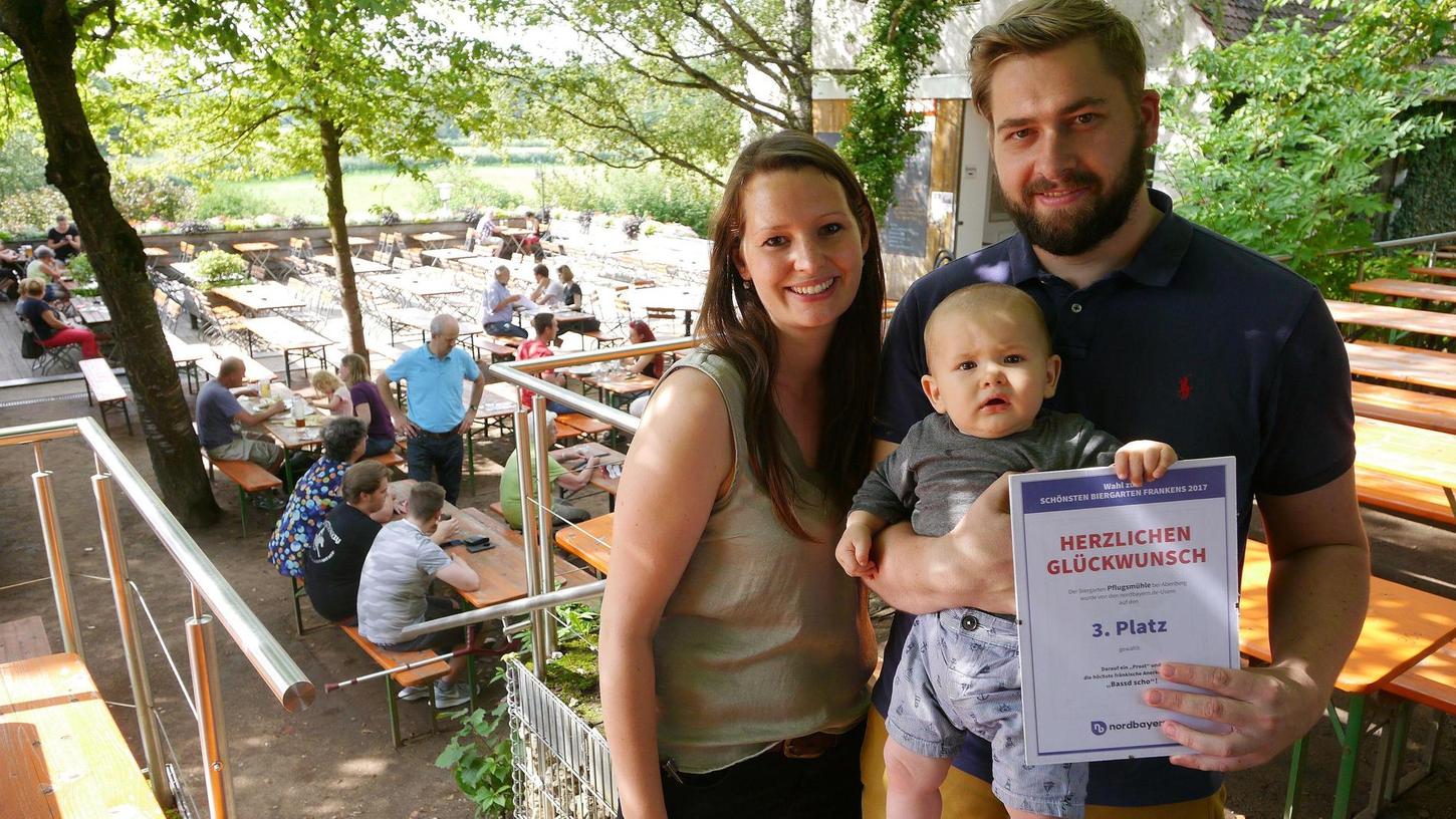 Jasmin und Benedikt Braun freuen sich über die Auszeichnung für ihren Biergarten. Mit dem neun Monate alten Leonhard steht die nächste Generation der Biergarten-Betreiber schon in den Startlöchern.