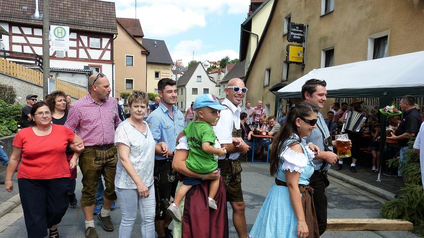 Mit Dirndl und Lederhose: Gräfenberg feiert Kirchweih