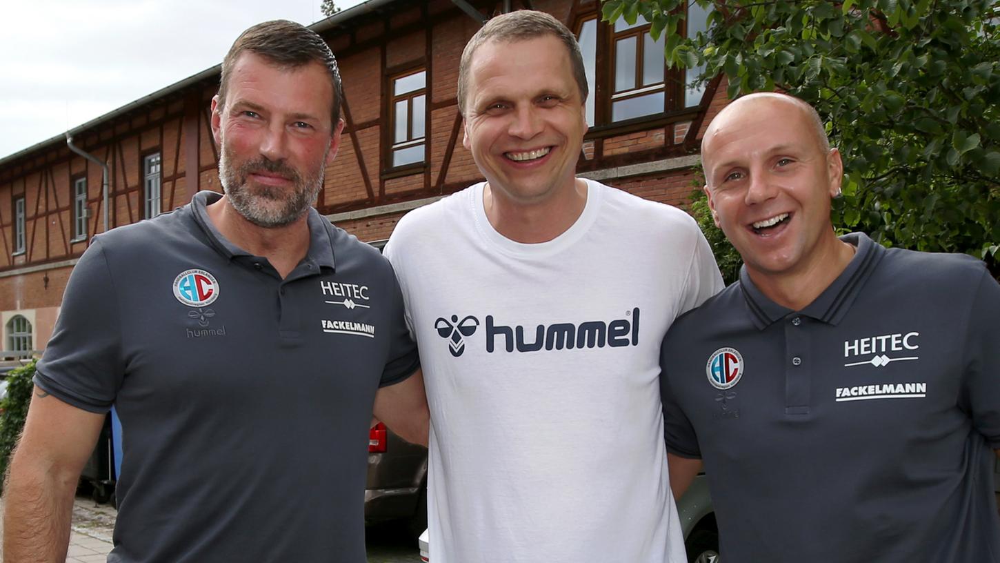 Slawa Gorpishin (Mitte) spielte selbst fünf Jahre für die HG Erlangen, nun geht sein Sohn neben Torwart Gorazd Skof (re.) und für Trainer Robert Andersson (li.) auf Torejagd.